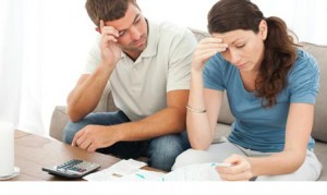 Anh thú nhận mình đang bế tắc, không thể kiếm tiền nuôi vợ con. Tâm Sue chật vật kiếm tiền nuôi con